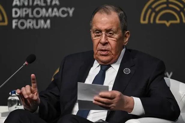 4月25日，莫斯科突然甩出一记震碎全球政坛的“重磅炸弹”！干了快20