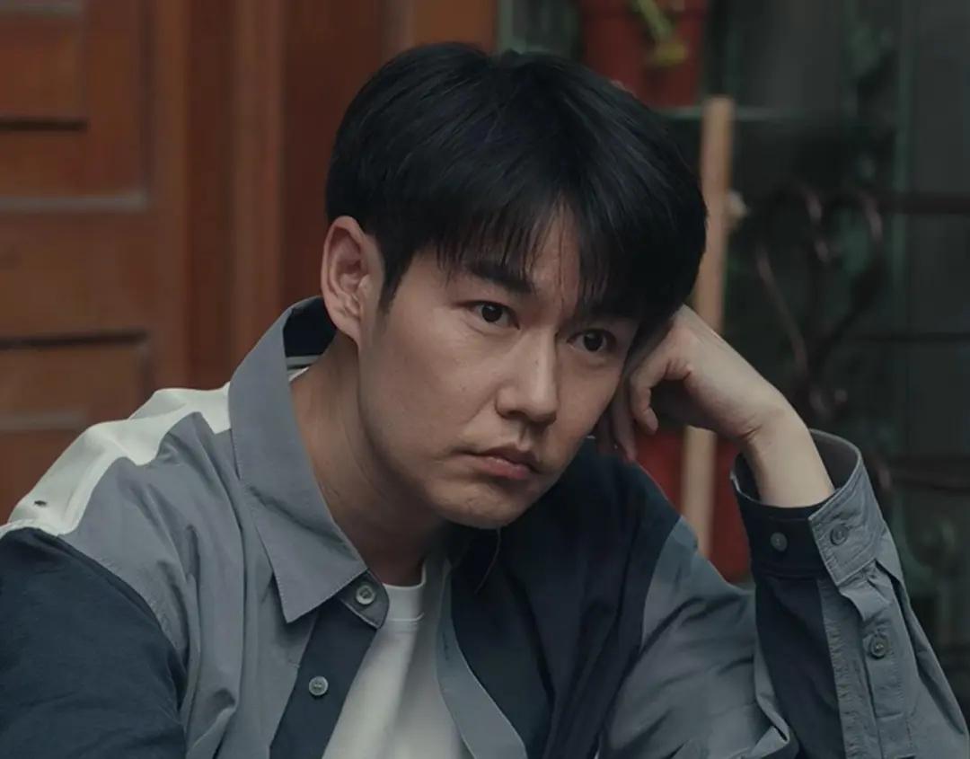 《四喜》原著中，许知东才是那个无知又无耻的妈宝男。他和袁碧晨是自由恋爱，从结