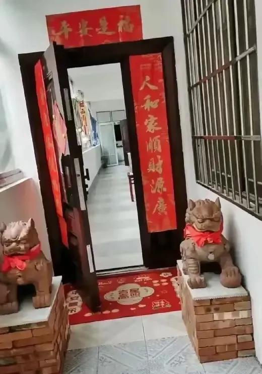 楼下邻居家门口放的两个陶器狮子不知道被谁打坏了，昨天上楼时还看到那两个小狮子威风