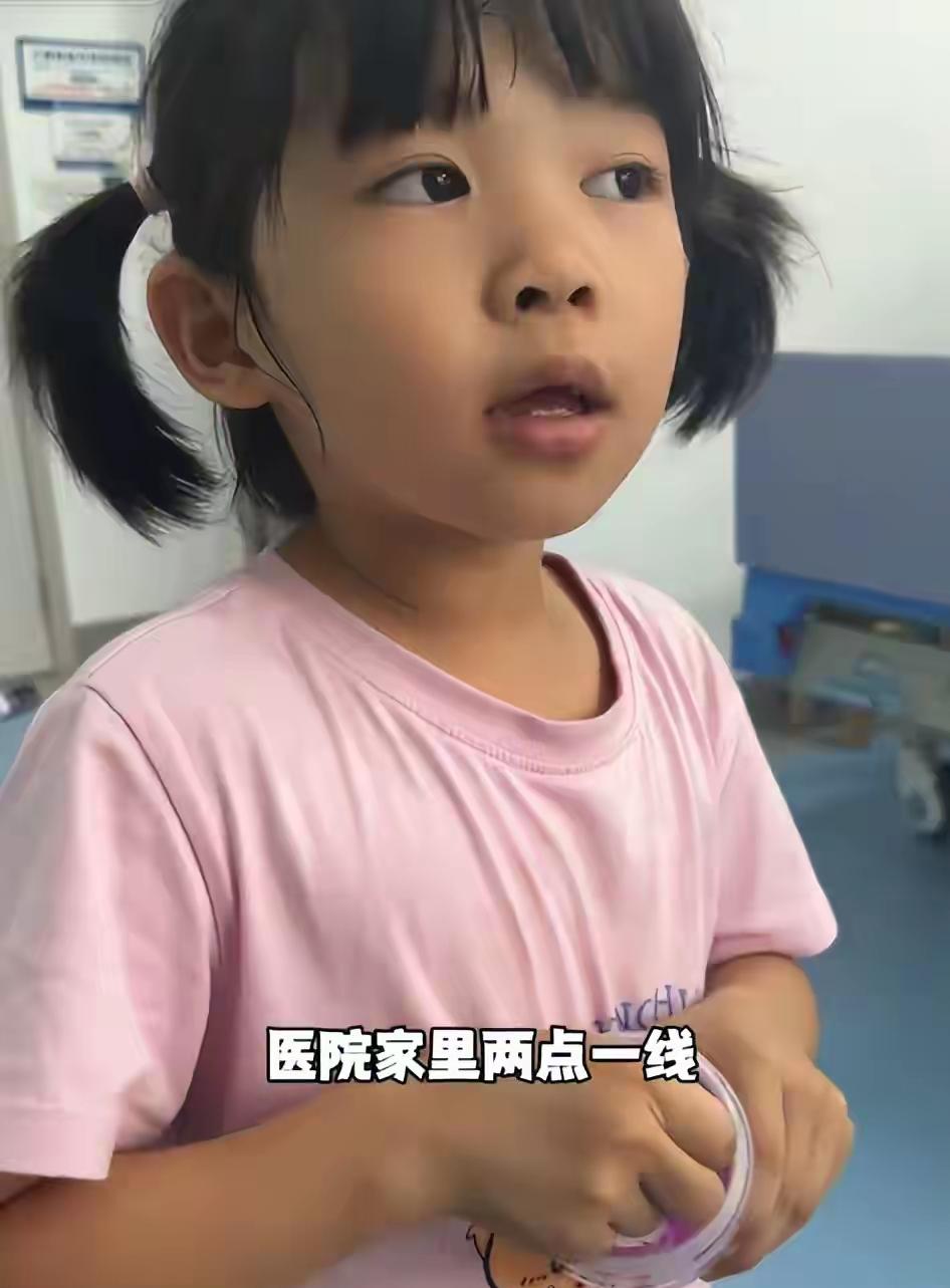 6岁的天赐，可能是全网最懂事的孩子。妈妈偏瘫卧床，她会踮着小脚端牛奶，一勺一勺