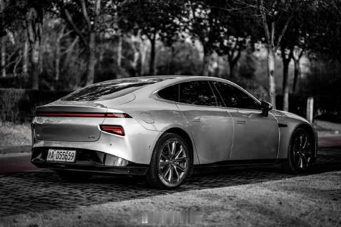 记得2020年第一次接触新能源，小鹏P7，我哥说这车有模拟声浪，还有自动泊车。给