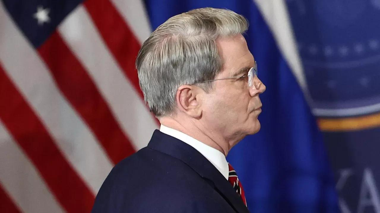 据CNBC报道，美国财政部长贝森特证实，白宫正在考虑限制美国软件对华出口。