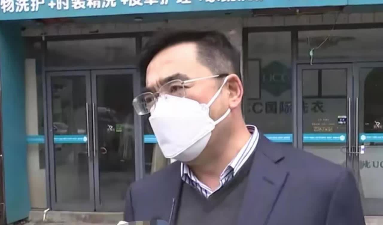 浙江杭州，一男子花13950元买了一件上衣，为了不影响穿着效果，他就把衣服送到干