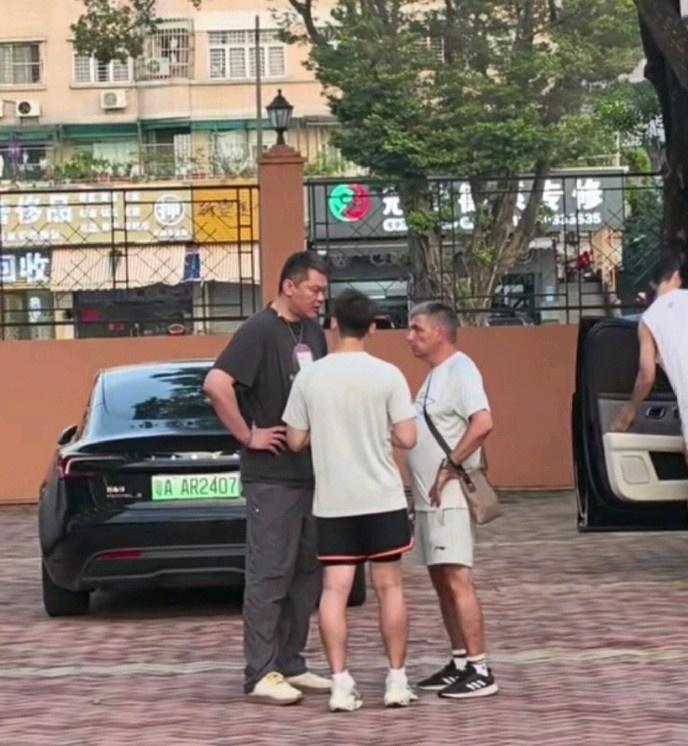 这张照片应该是朱芳雨最后一次以球队总经理身份来到广东宏远训练基地了。据了解今天朱