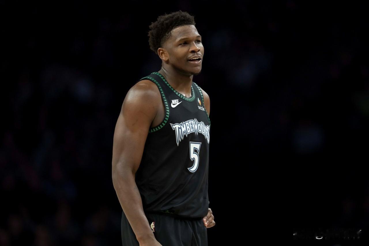 不得了啊！爱德华兹才进入联盟6个赛季，就已经获得了这么多荣誉：1、入选4次全