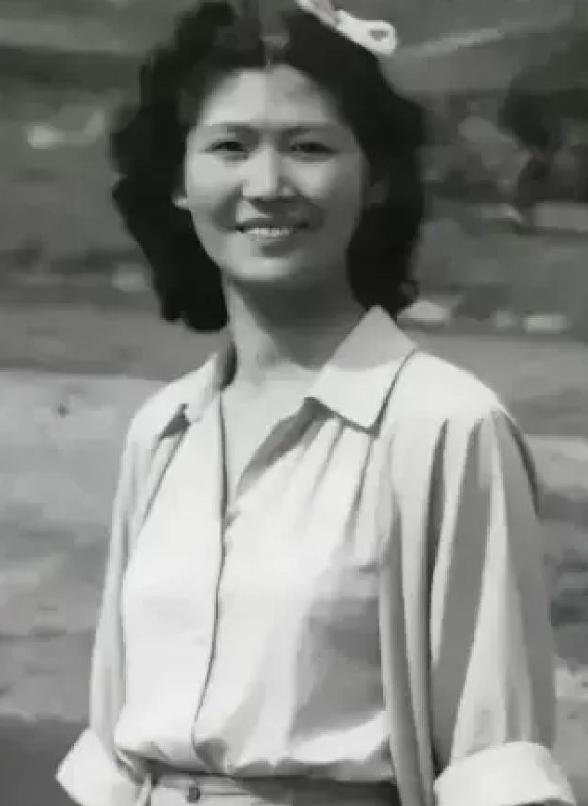 1914年，31岁的阎锡山娶了14岁的小妾，洞房当晚，阎锡山进门就对小姑娘说：“