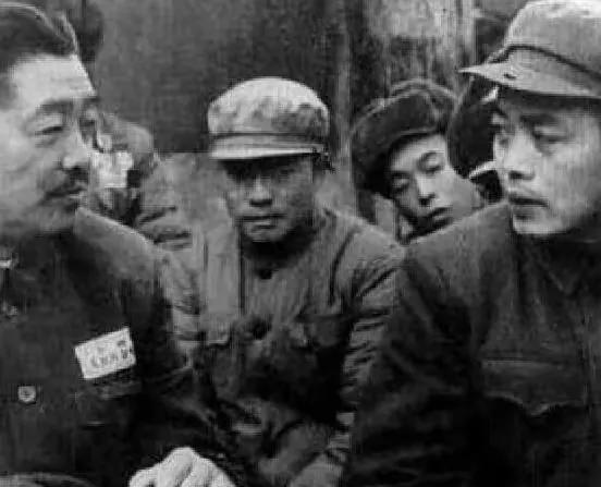 1974年初春，华国锋在中央一次小型会议上突然拍桌子发火，指着当年举报贺龙