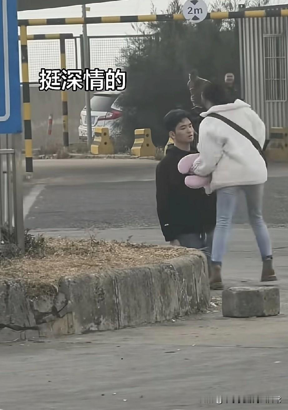 这女孩这辈子都不会得到他了在新海港码头，一个男生跪在地上，仰望着面前的女生