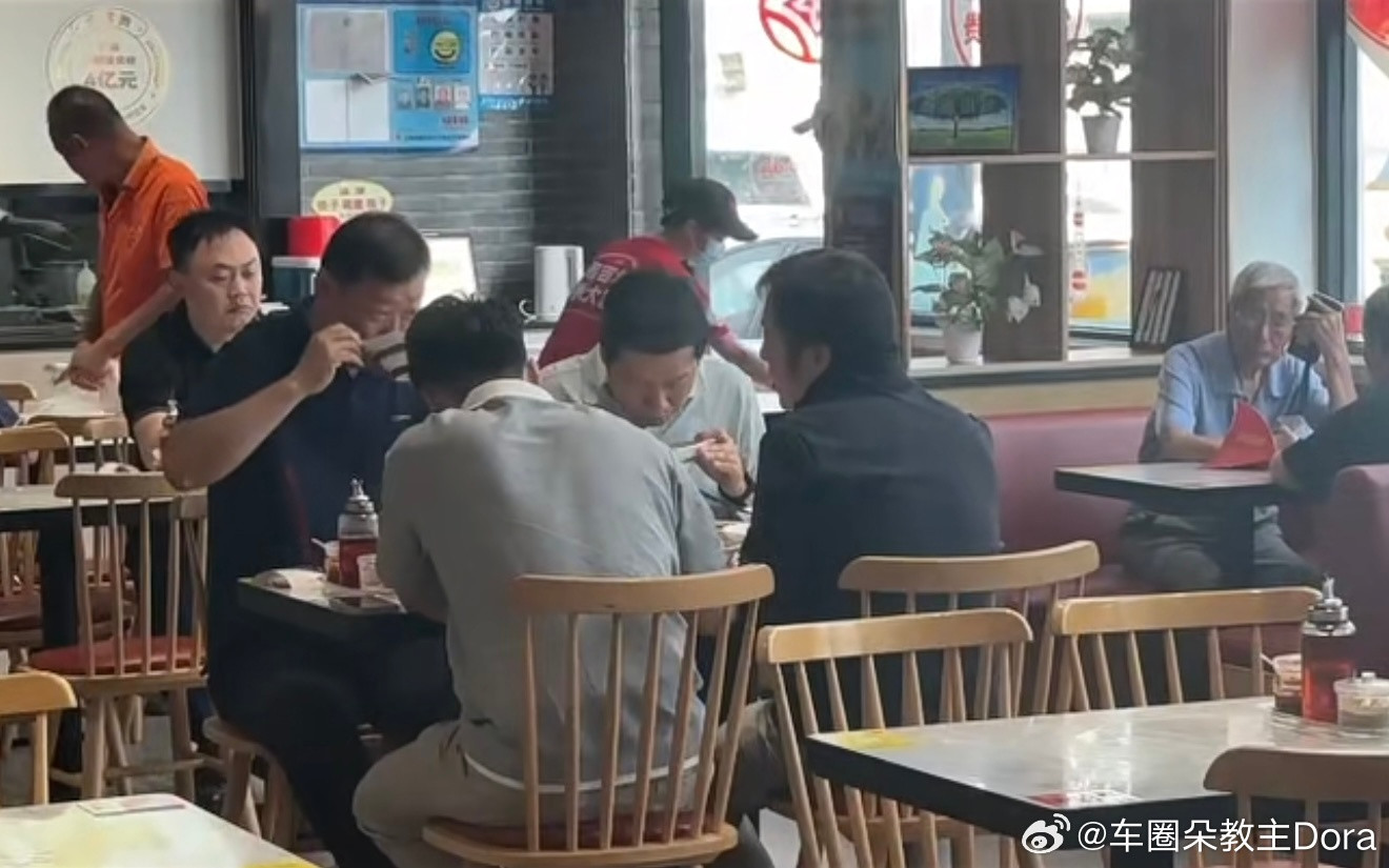 雷总在上海排队吃大富贵的生煎包，太接地气了，一点老板架子都没有！作为一个新上海人