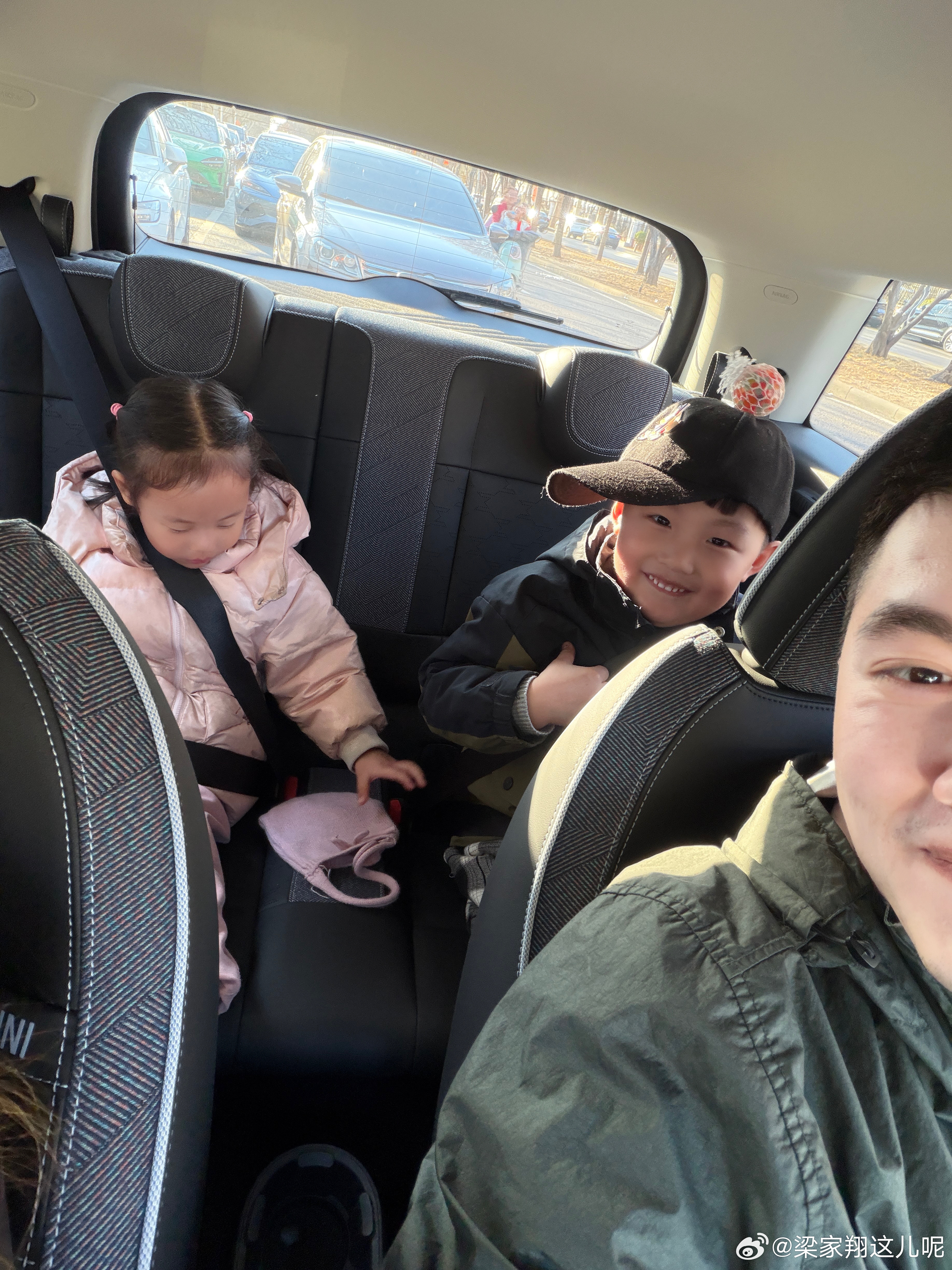 我儿子同学家长真放心我们，放了学我直接带俩孩子回家玩儿