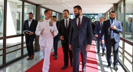 美国中央军区司令会见了叙利亚新总统朱拉尼，朱拉尼第一次透露了，俄罗斯抛弃叙利亚巴
