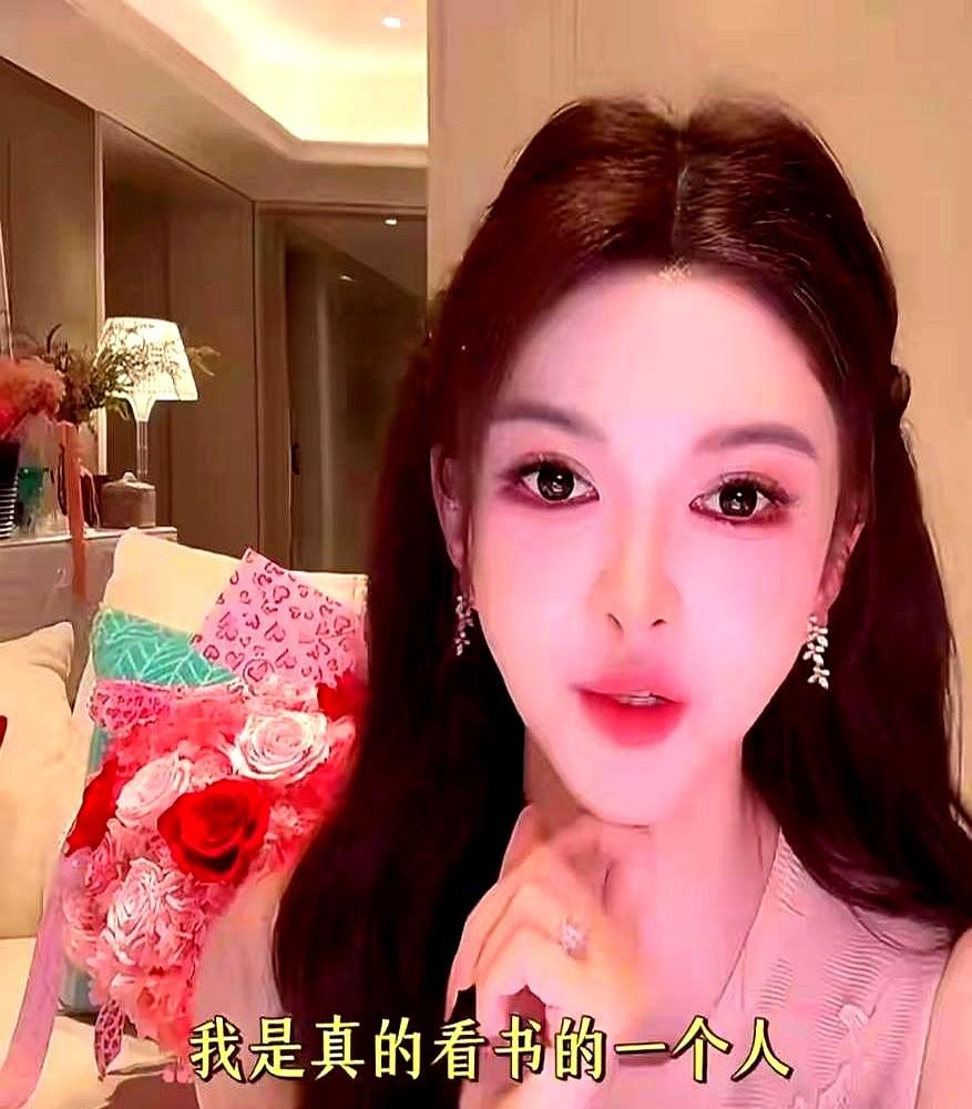 黄晓明前女友叶珂直播坦白，说自己身上40%都是“科技与狠活”。她直接摊牌，从