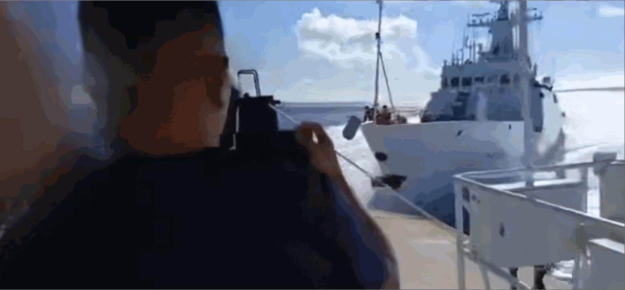 052D型驱逐舰在夹击猴子闹事船只时与我海警船发生刮擦碰撞，两舰各有损伤。撞船是