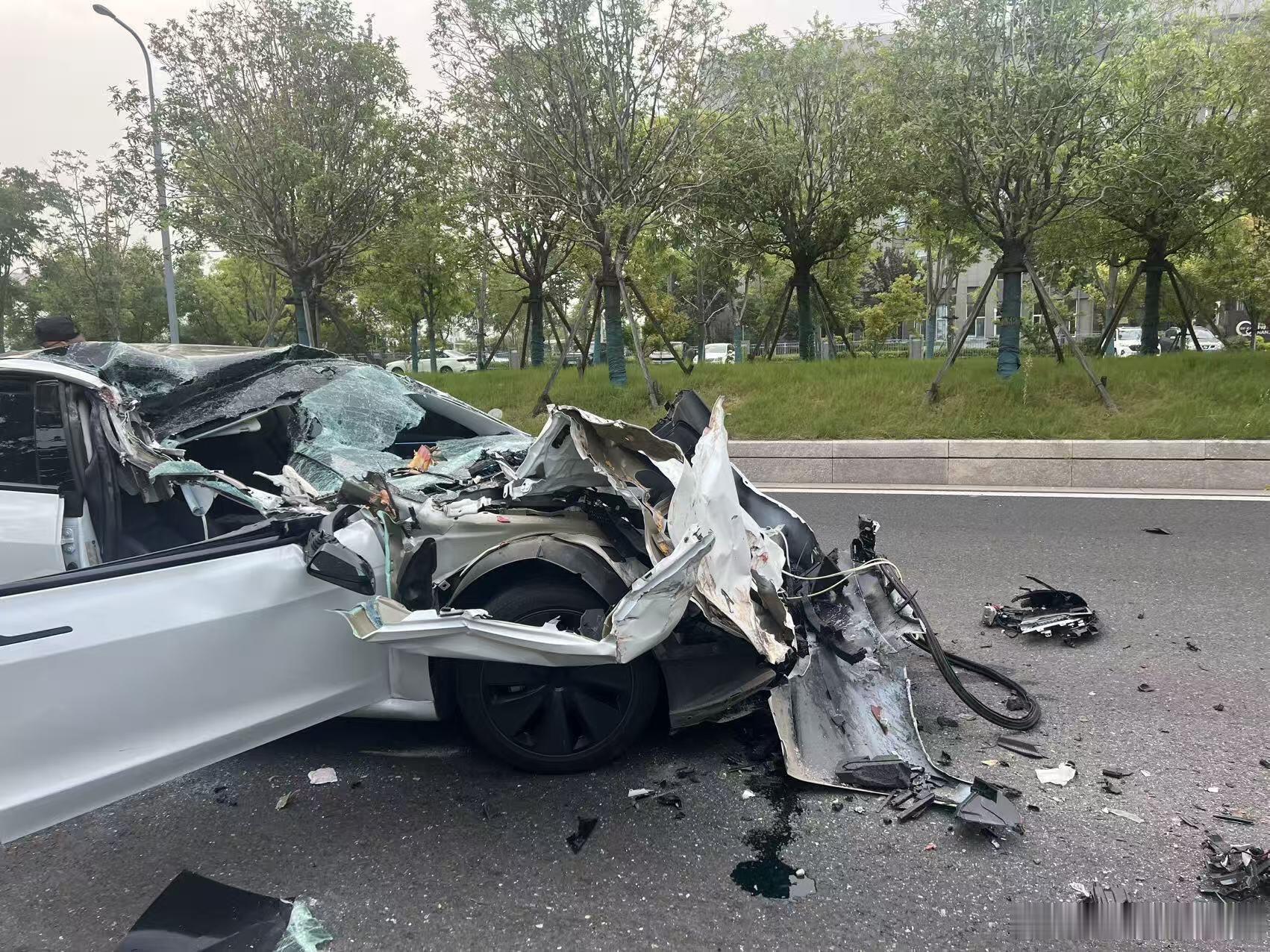 前两天这辆model3的事故已经刷新到海外了 前排这2人真的是幸运之子...