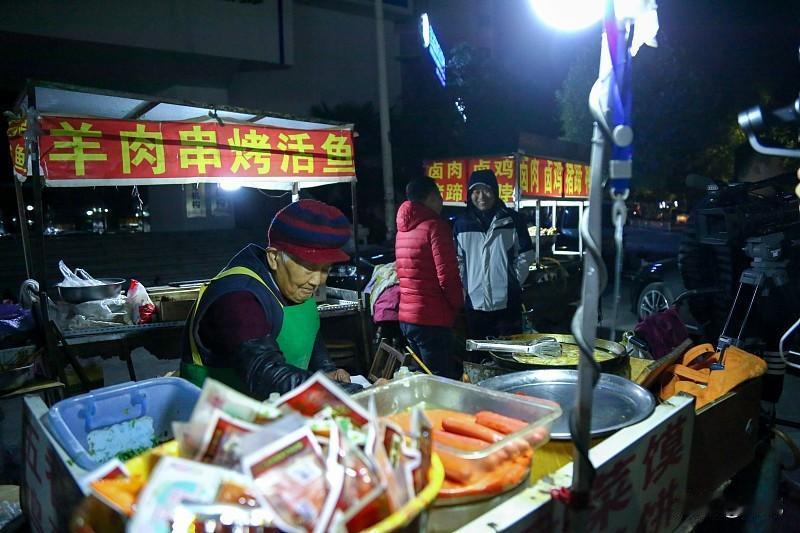 夫妻两人过日子靠的是什么?前阵子刷到一对开夫妻店卖卤味的老两口，每天起早贪黑赚