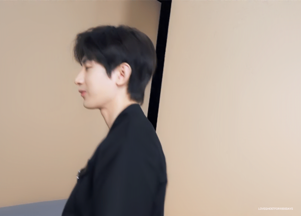 好喜欢成毅这个蹦蹦跳跳发射Wink的画面，找了一个多小时，找到了原视频，原来只是