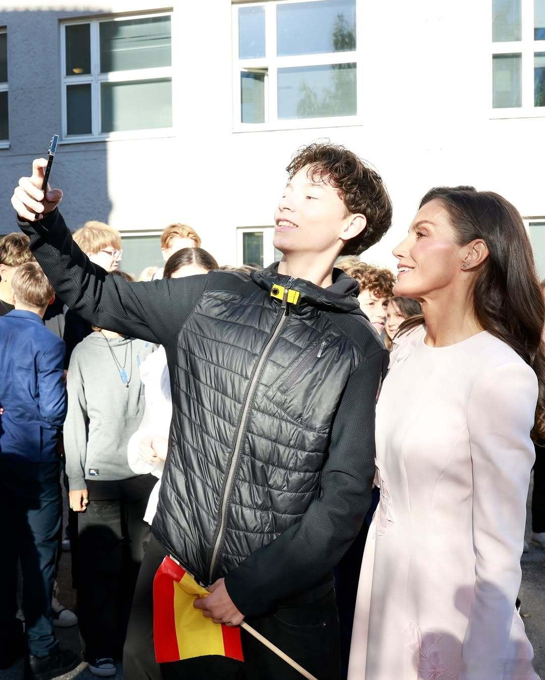 西班牙王室🇪🇸🇫🇮10月6日，芬兰总统亚历山大·斯图布阁下和夫人苏珊娜