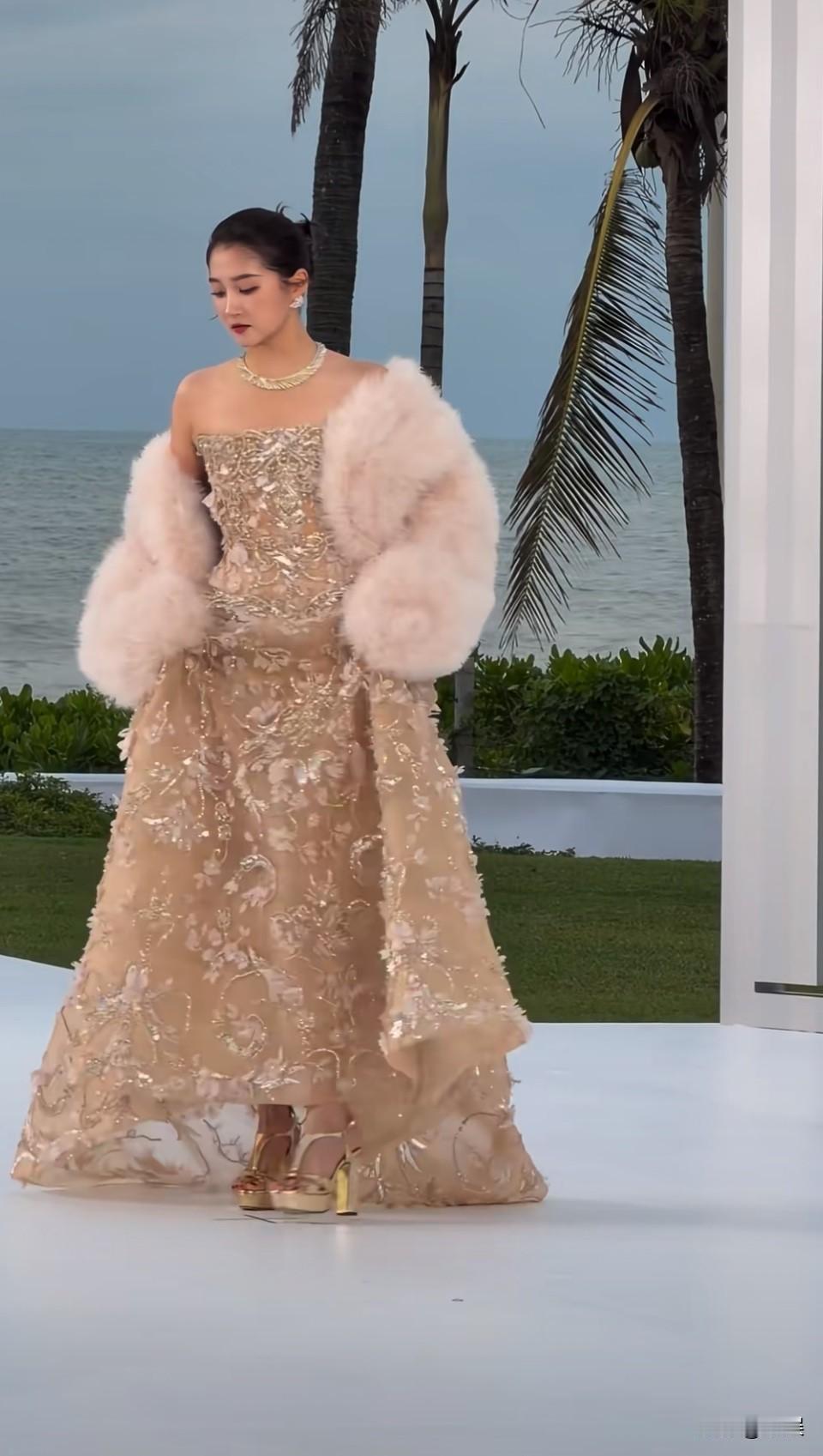 一点拙见，毛毛外套可以不穿的[笑着哭]脱了这个毛茸茸的应该更利落更好看。她就