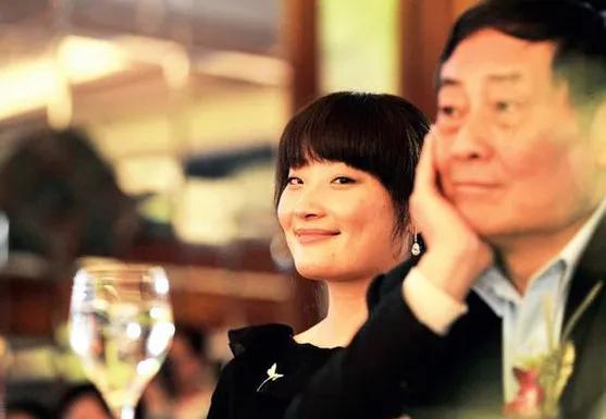 记者问宗馥莉：“你跟你爸发生冲突会妥协吗？”宗馥莉说：“先妥协，我得先生存下去。