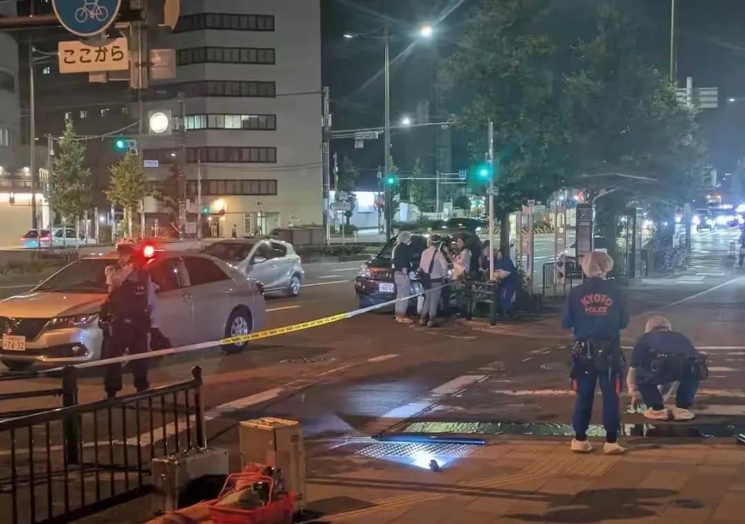 一个20多人的中国旅行团，去到日本旅游，大伙们在京都市街头漫步时，旅行团中，有一