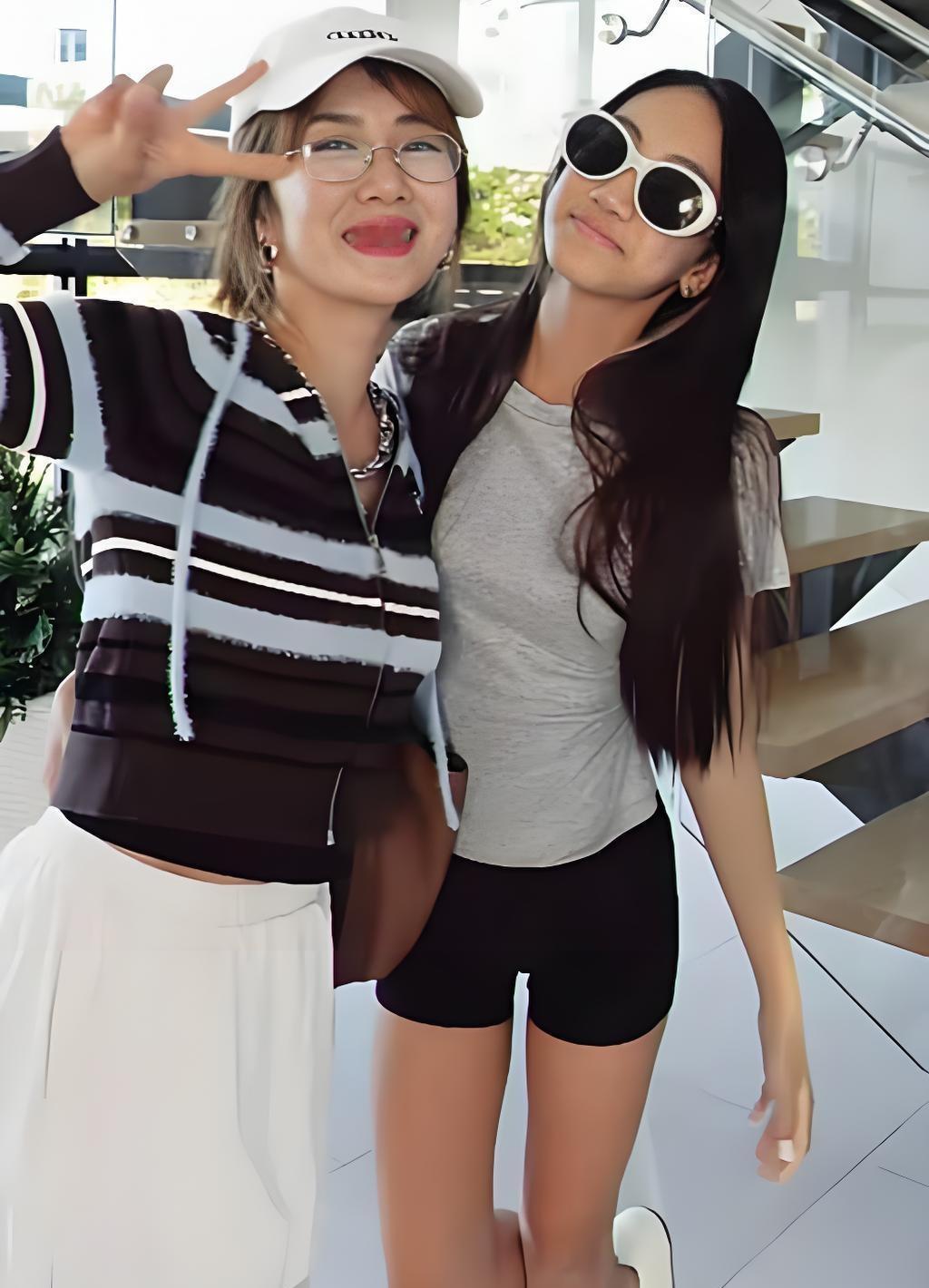 李念14岁大女儿罕见露出正脸，母女同框逛街氛围温馨。视频中女儿身高已超过妈妈，身