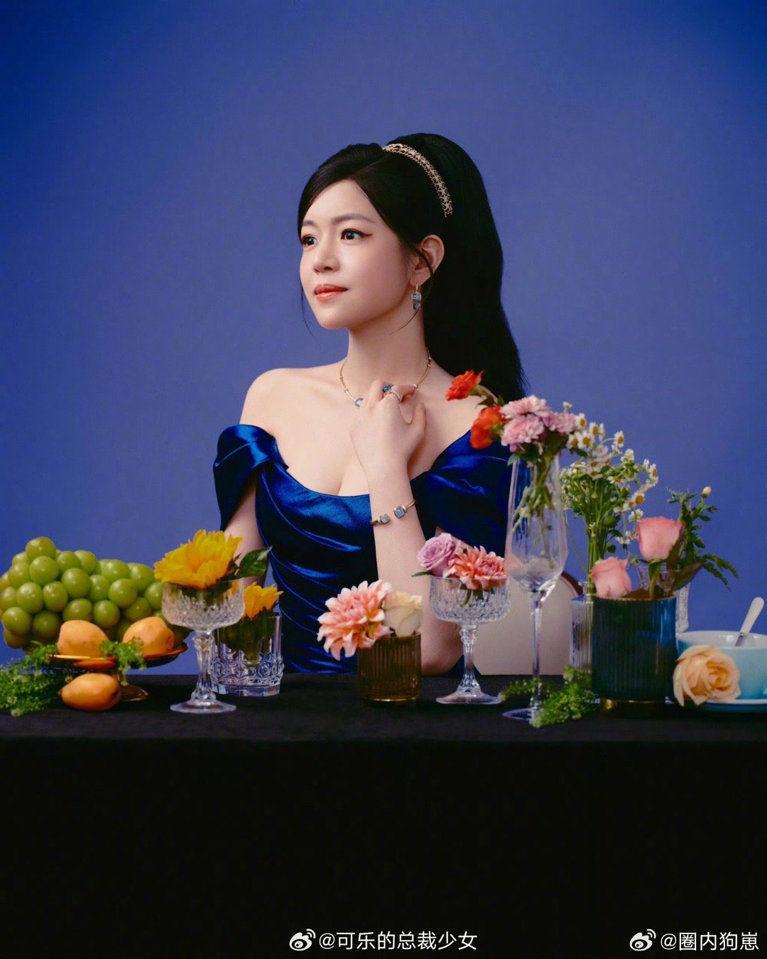 看得出她是公主陈妍希时尚芭莎盛典上陈妍希一出现我眼睛就挪不开了，蓝色丝绒长裙衬