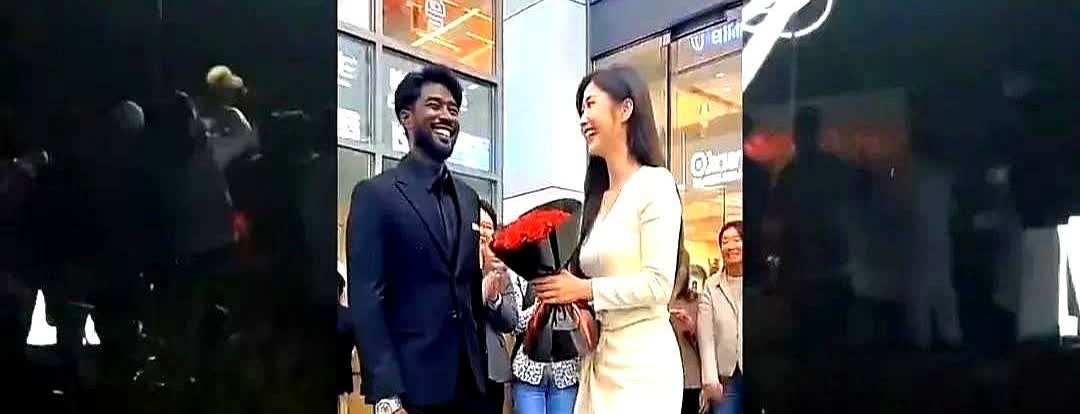 中国女子向黑人男友求婚成功，激动地流泪满面。说到女生主动追爱，现在真是越