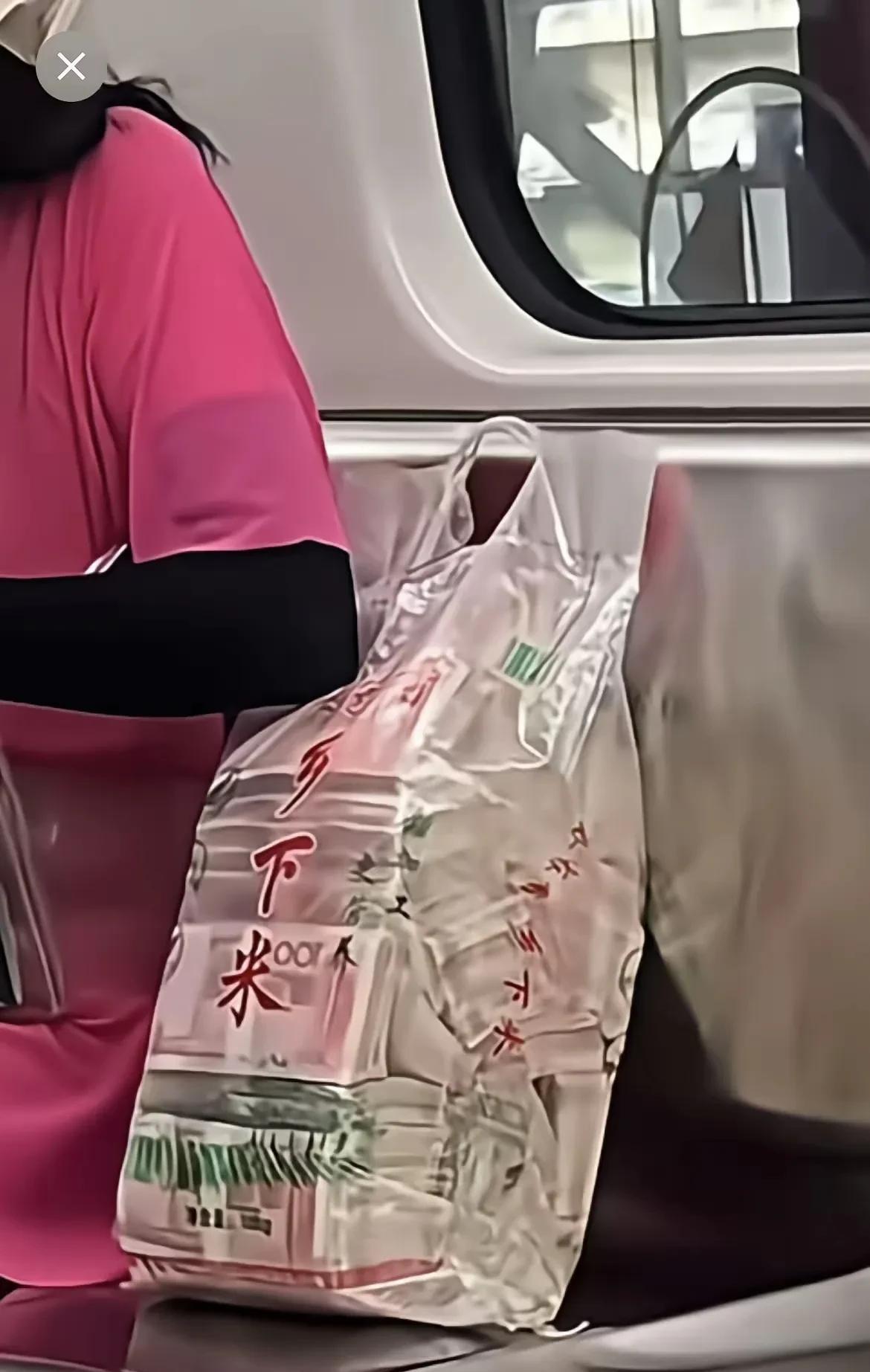 深圳地铁上，一女子拿着米袋搭地铁让乘客们看直了眼，深圳地铁真是个“故事多发地”。