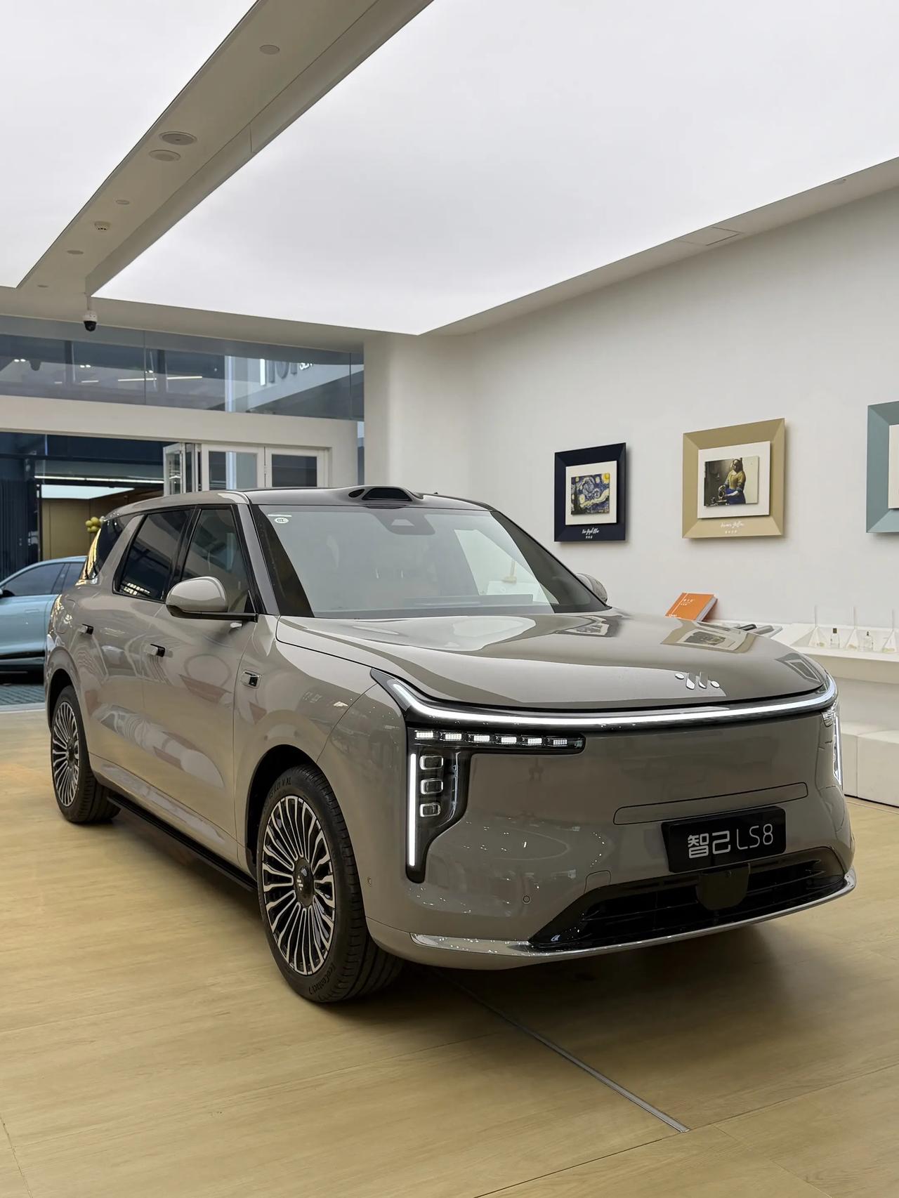 这次北京车展我一直比较关注智己LS8，也没什么别的原因，就是同级别的车型看下来，