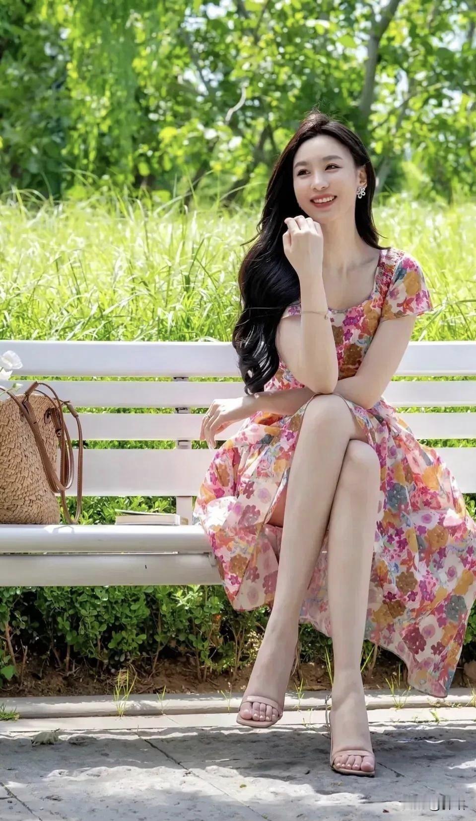 美图欣赏，看图写诗《繁花映夏》七言绝句柳丝垂下晓风柔，花裙漫舞惹清悠