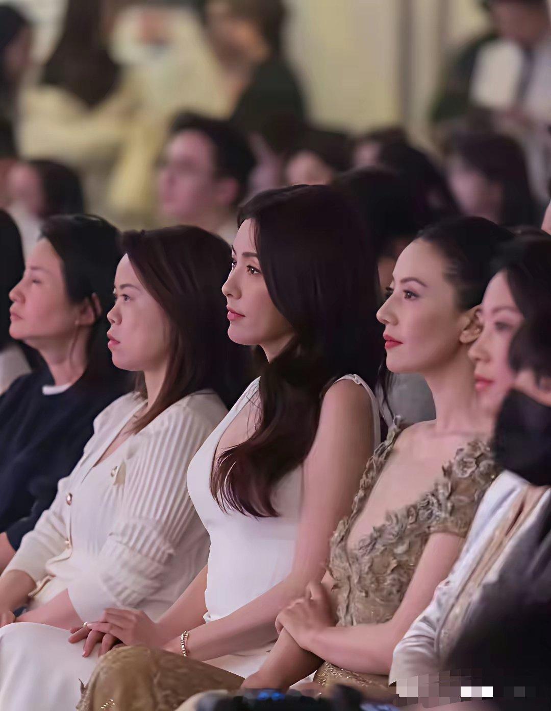 我天呐，这就是女明星的顶级实力吗？曾黎好美，她老公眼光在线。