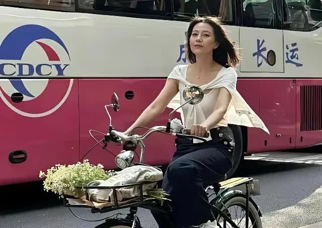 45岁高圆圆在成都街头骑自行车被拍到，穿搭休闲接地气！其实，高圆圆还经常骑单车接
