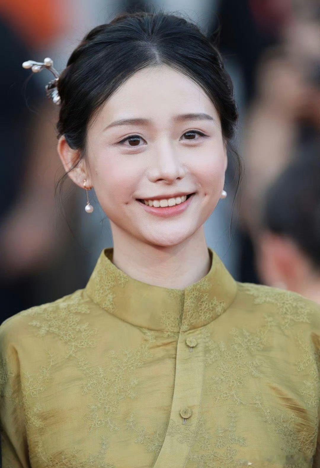 李思潼的气质不太适合这套西装，她是小清新风格，西装偏硬朗和中性。王晓慧主要是笑容