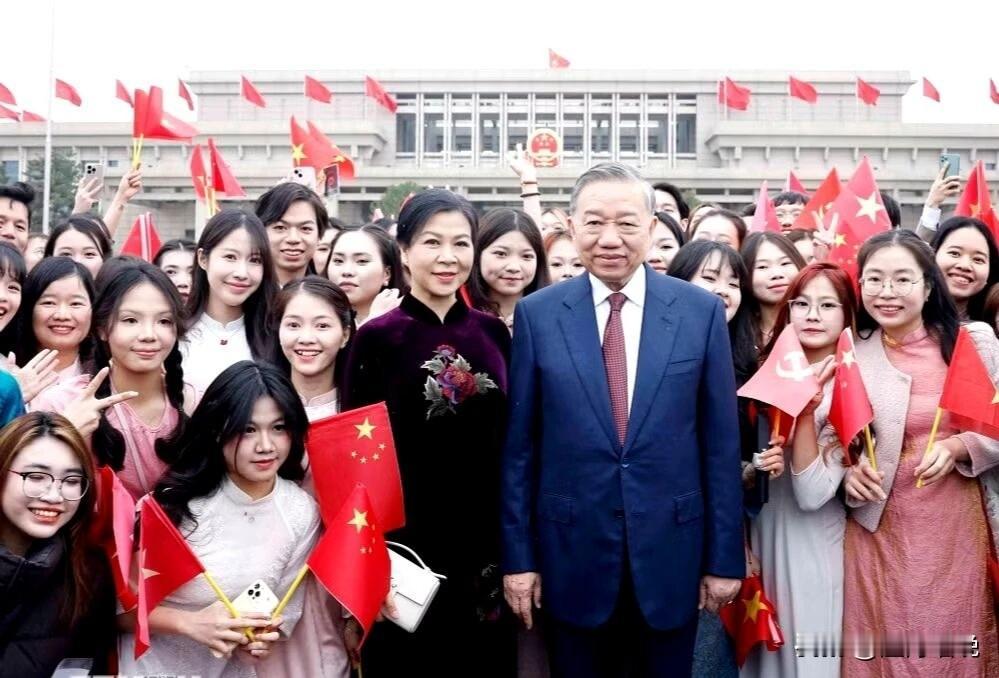 苏林抵京后直奔雄安“取经”，夫人奥黛新装再展东方韵味苏林携夫人吴芳璃女士及代