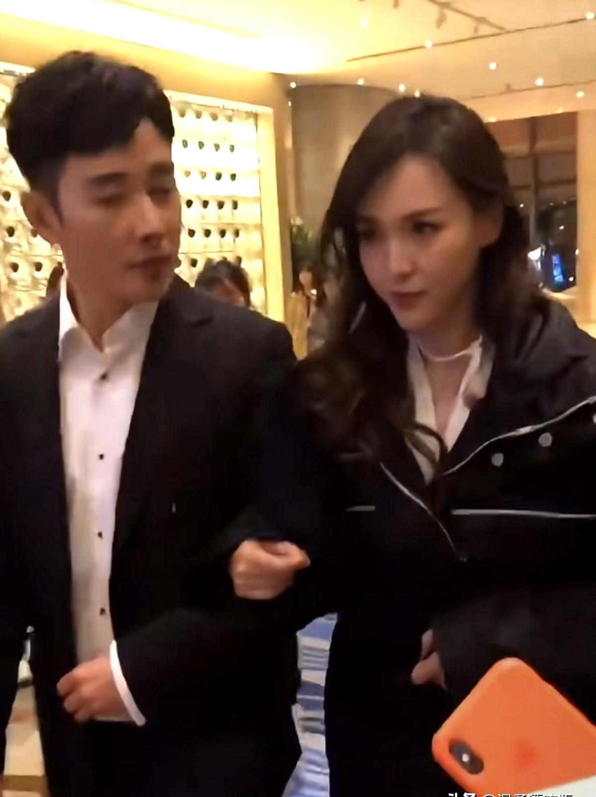 唐嫣父亲边走边看手表罗晋父亲追悼会在北京举行，唐嫣父亲到场致哀，网友称唐嫣也