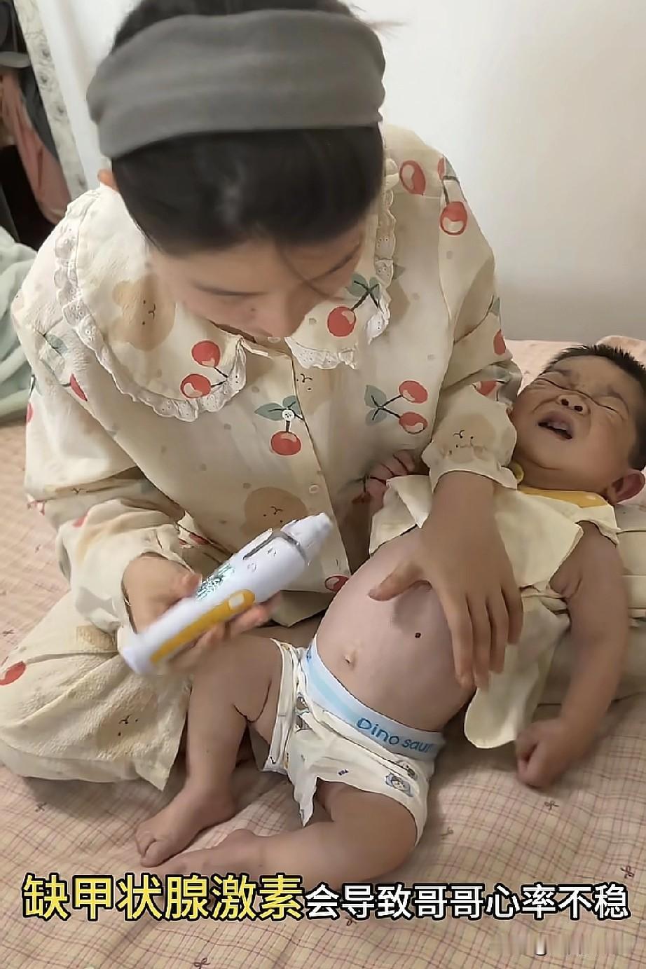 王小玲终于说实话了，承认自己拍25岁残疾哥哥挣了很多钱。21岁辞掉了一份好