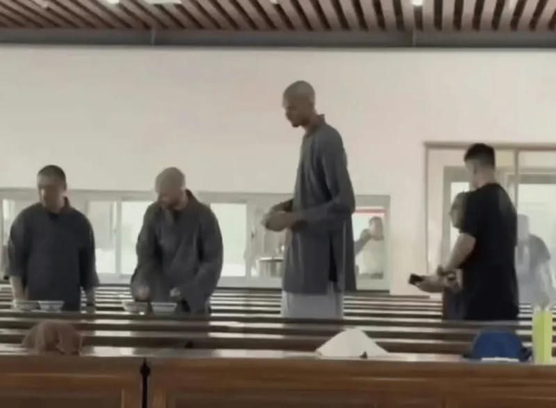 剃发出家？文班亚马在中国剃成了光头，且穿上了僧服！目前尚未得知他是不是和甲亢