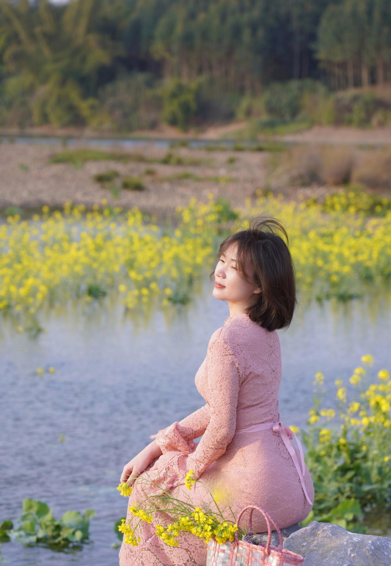 花间人影动，春光满目柔。