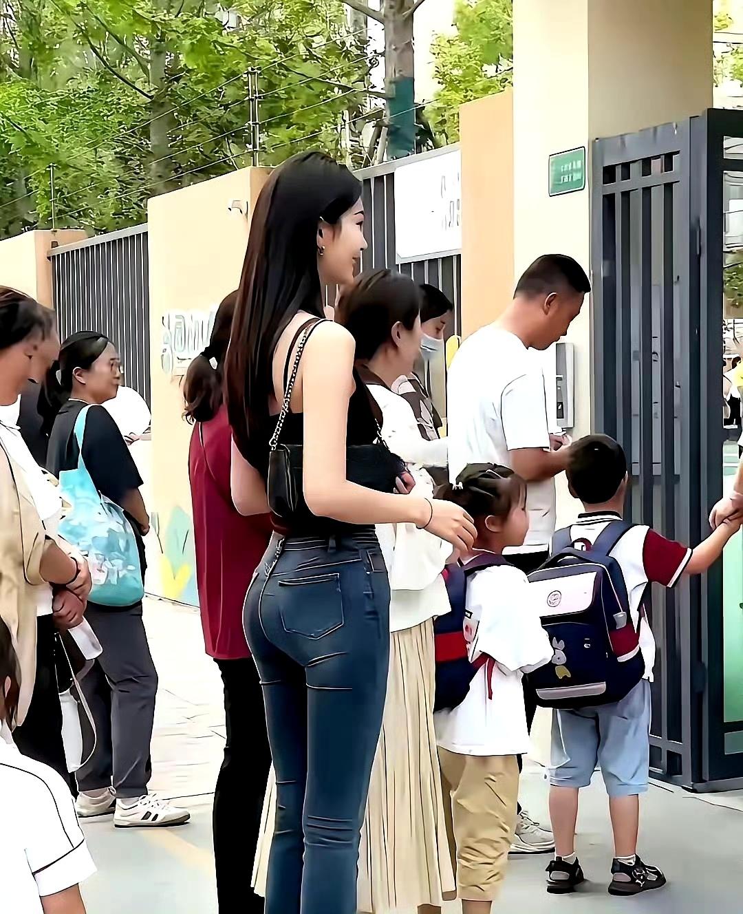 为什么小学家长都比初中家长打扮的要漂亮？​​​