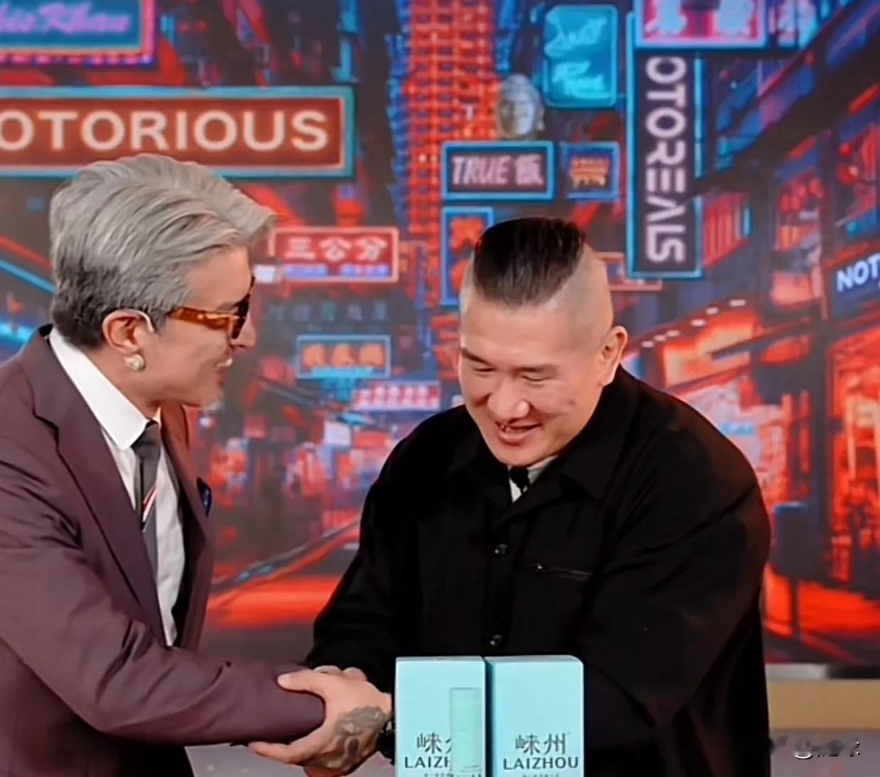 今天，馆长开播人气爆棚，在线人数一直保持十万+，直冲带货榜第二名，只输给了与辉同