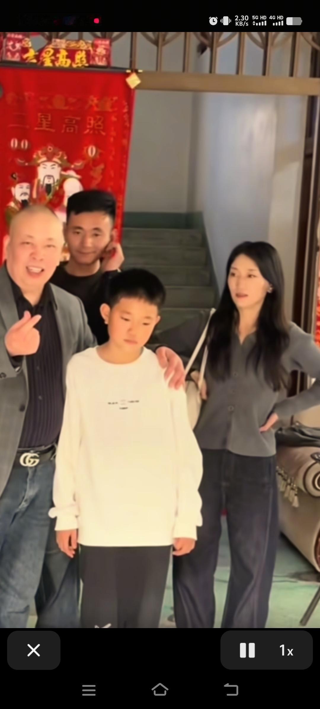 厉怀远的妻子向大家拜年，祝愿大家新年快乐，然而这快乐的一年里，她的婚姻却并不顺遂