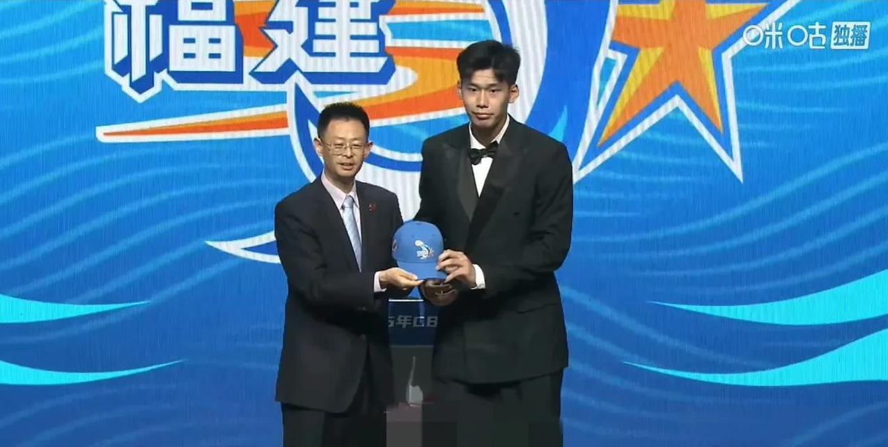 CBA草台班子又现名场面，选秀大会念错榜眼名字刚刚结束的CBA选秀大会，