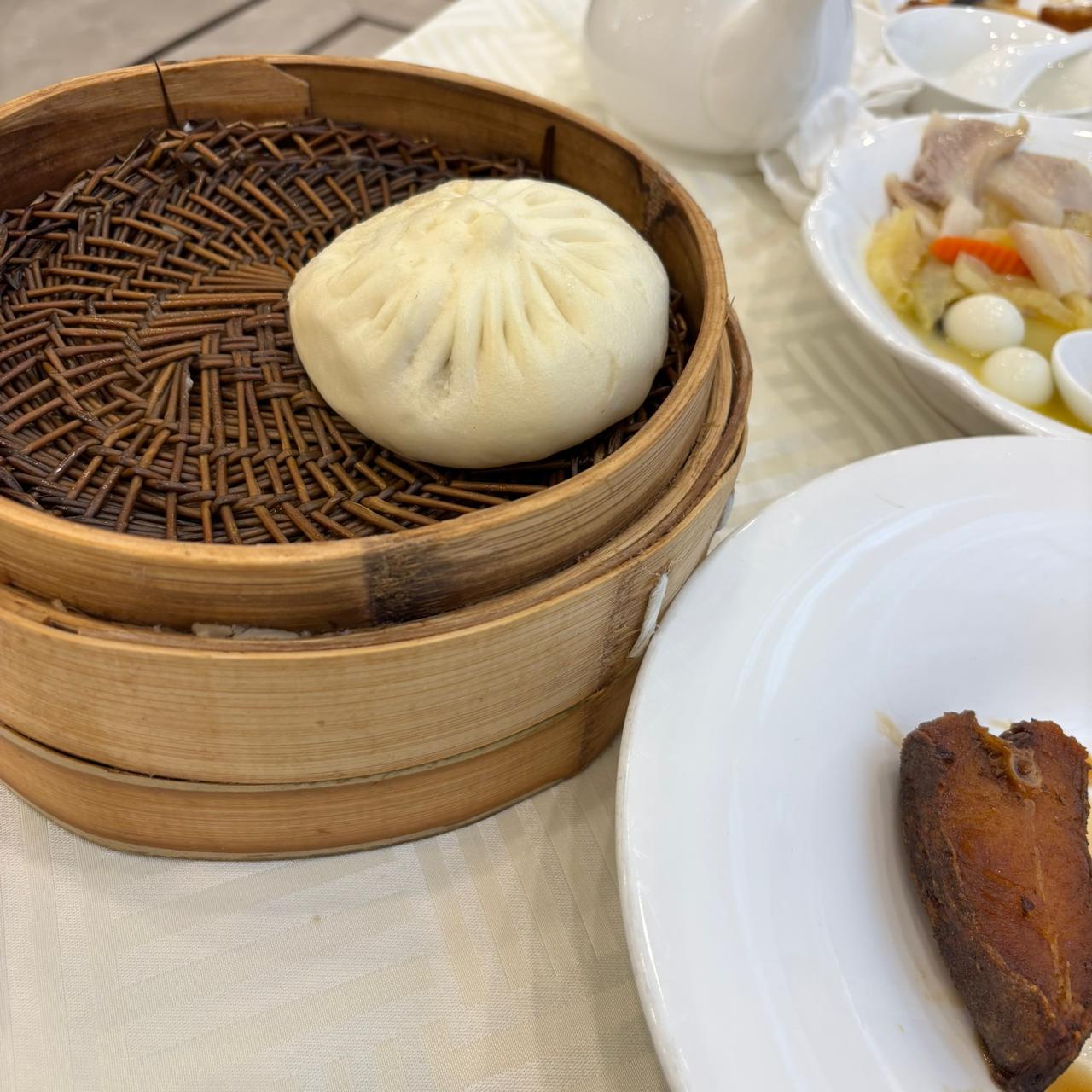 吃了扬州包子，没记错的话，三丁包6元/只，五丁包15元/只，另外还点了两只虾仁肉