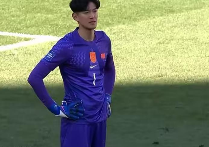 国足战喀麦隆，颜骏凌这失误太不应该了！国足与喀麦隆热身赛第一个丢球，太可惜了