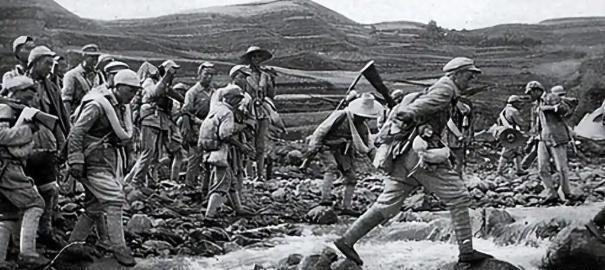 1951年一群志愿军在撤退时，猛然发现眼前狭隘的山谷中，竟出现了成千上万个美军，