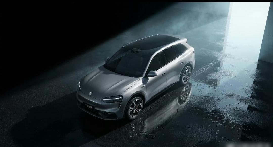 开年就是王炸，问界M6，肉眼可见家族化设计语言，同时更加年轻化，这样的设计不会让