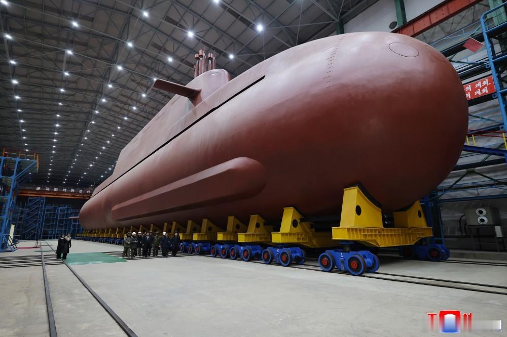 金正恩携爱女金主爱视察潜艇建设。