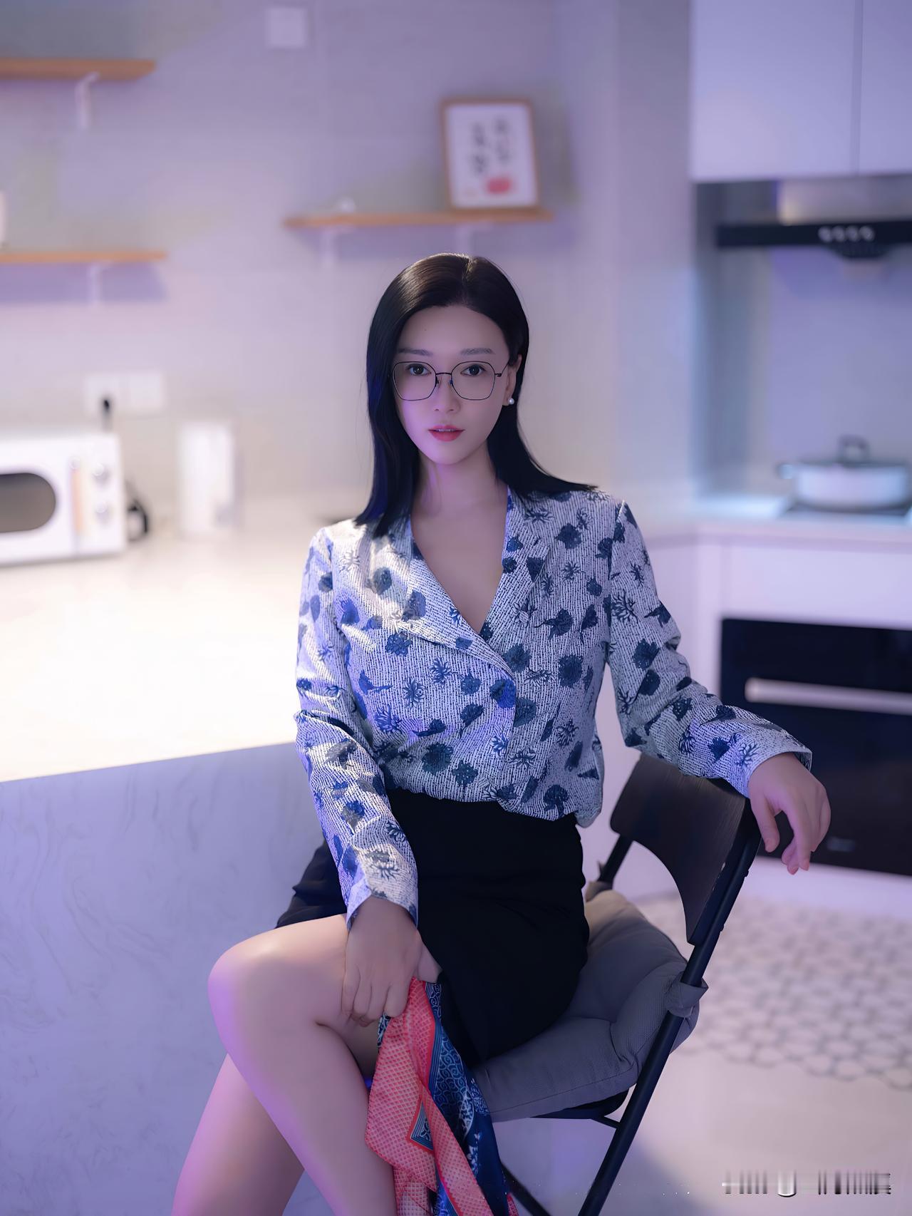 优雅职场穿搭，时尚眼镜搭配，简约厨房背景，尽显都市女性魅力。