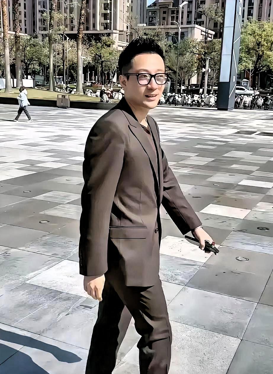 都说汪小菲离不开湾湾，可我越想越觉得：他真的没必要两头跑！谁不知道汪小菲最