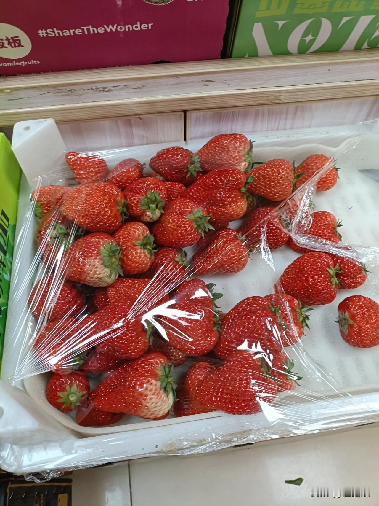 在水果店，看到了硕大无比的草莓🍓，第一次，看到这么大的，看图片（一），视觉上可